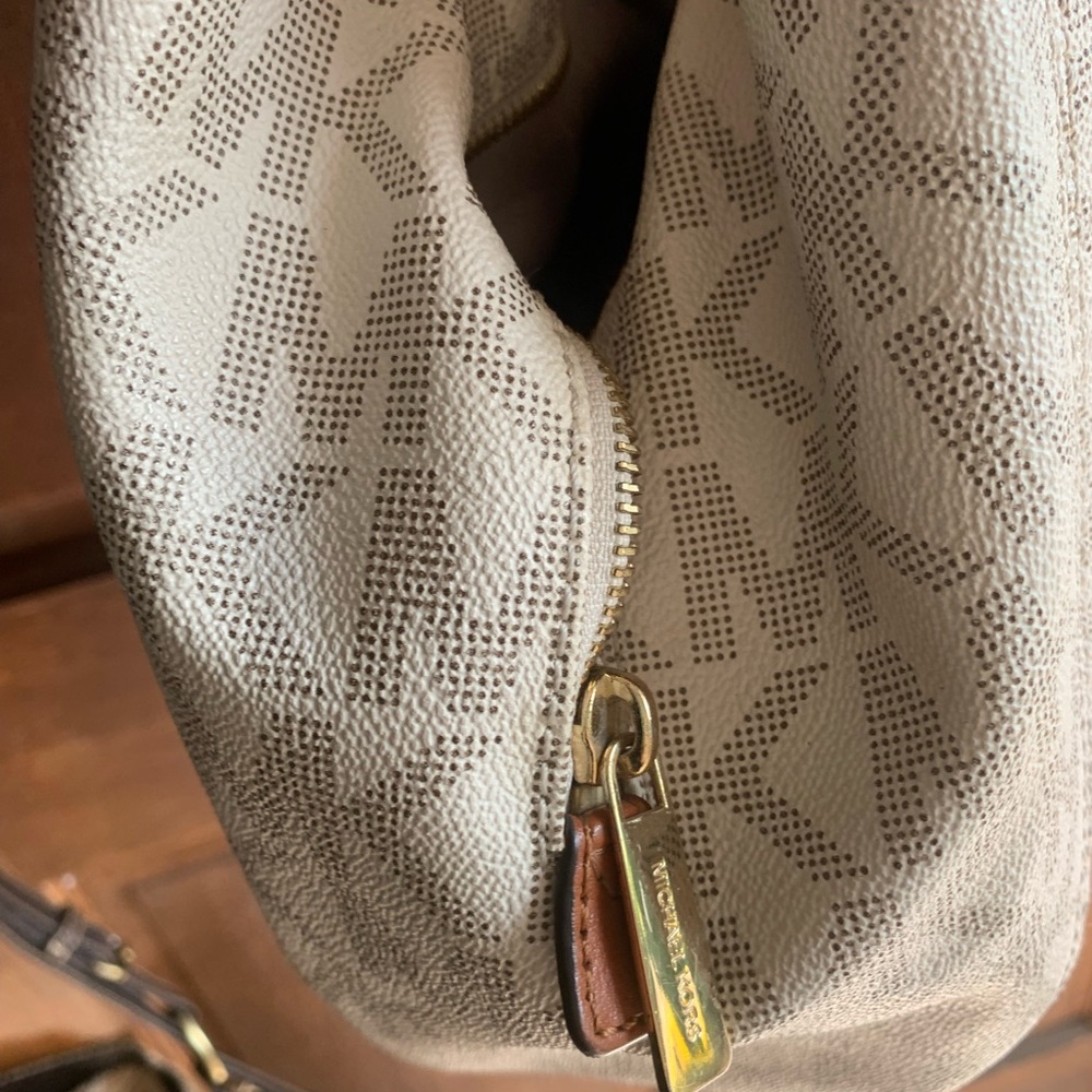 Michael Kors - Monogram Purse  3 compartment Gently Used Shoulder bag - Picture 9 of 15